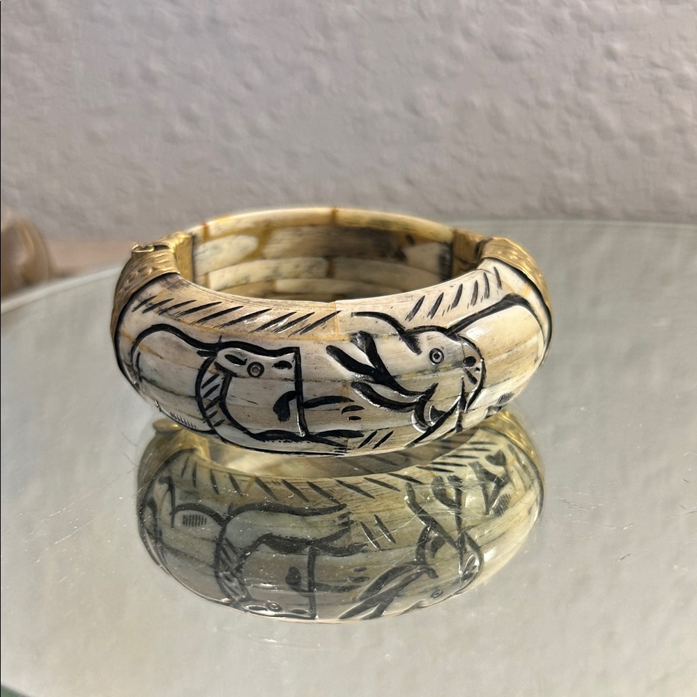 Carved Animal Motif Bangle Bracelet Elephant, safari